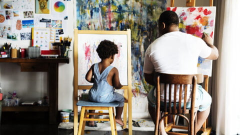 Criança pintando com seu pai
