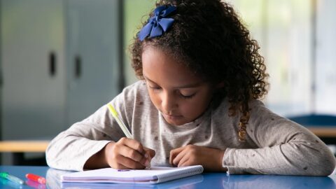Criança Escrevendo
