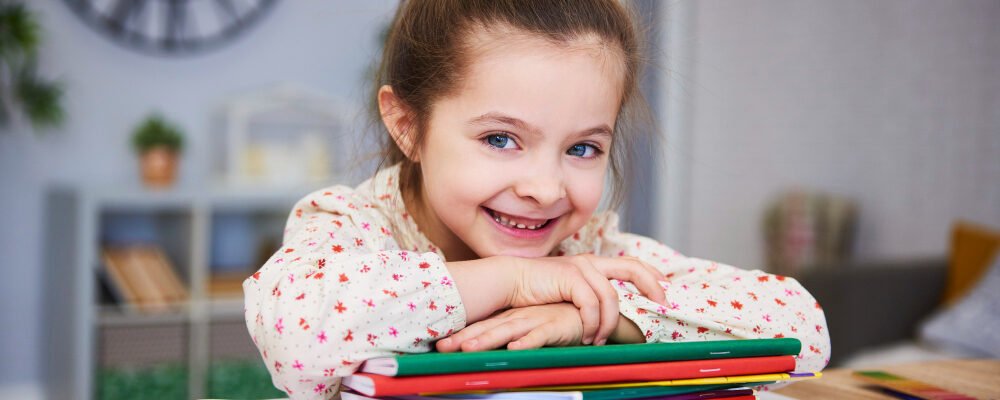 Criança sorridente estudando